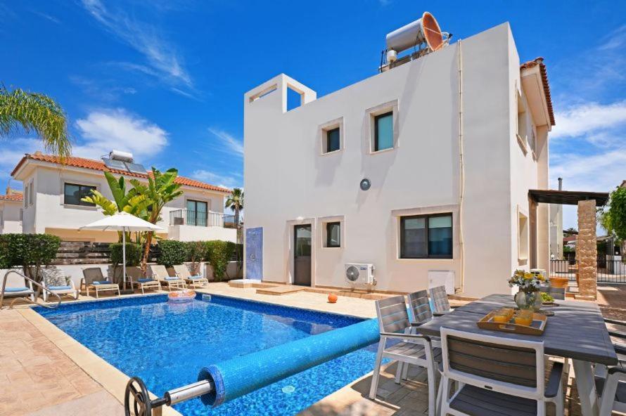 Maya - 4bed With Private Heated Pool Paralímni